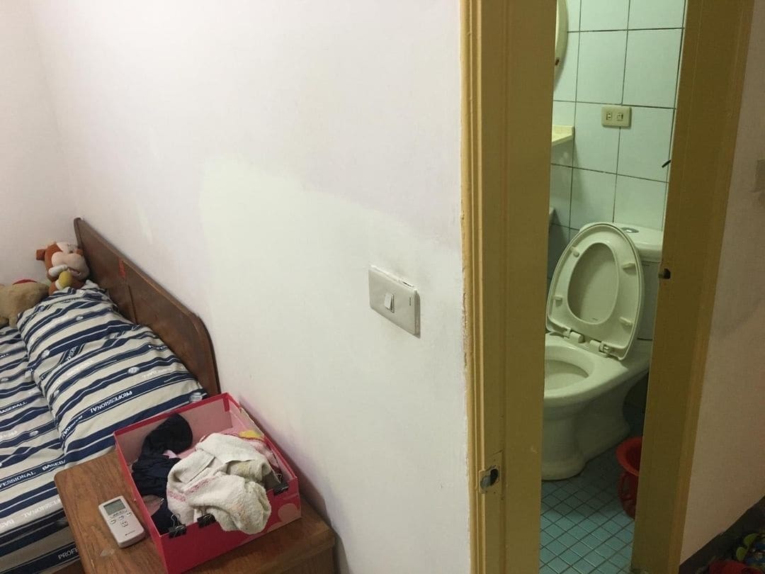 床頭靠廁所