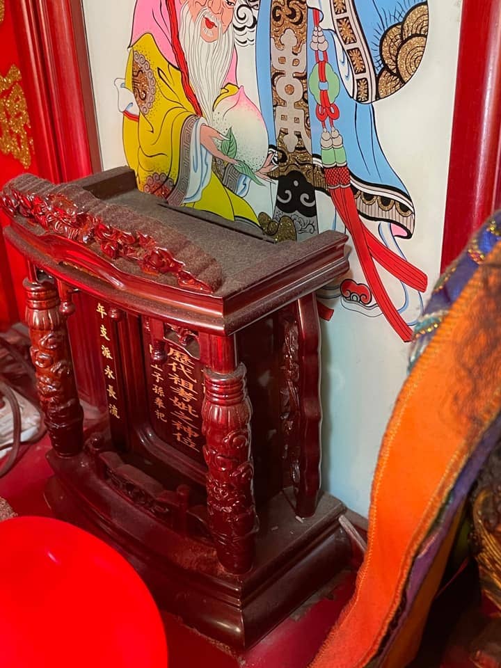 祖先牌位緊靠牆面