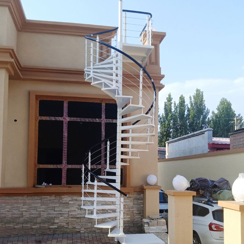 “旋梯煞來襲！住家門前竟暗藏車禍血光危機，千萬別輕忽簍空旋梯！”