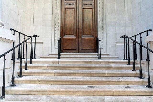 「開門即衰！家門正對樓梯，財運下滑、意外頻傳的隱藏危機！」