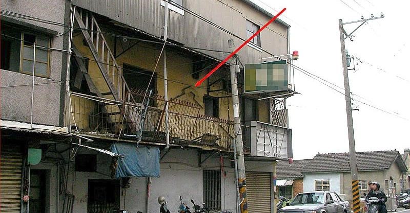 「斜頂不拆，厄運疊加——舊屋疊新樓，住戶恐陷滅頂之災！」