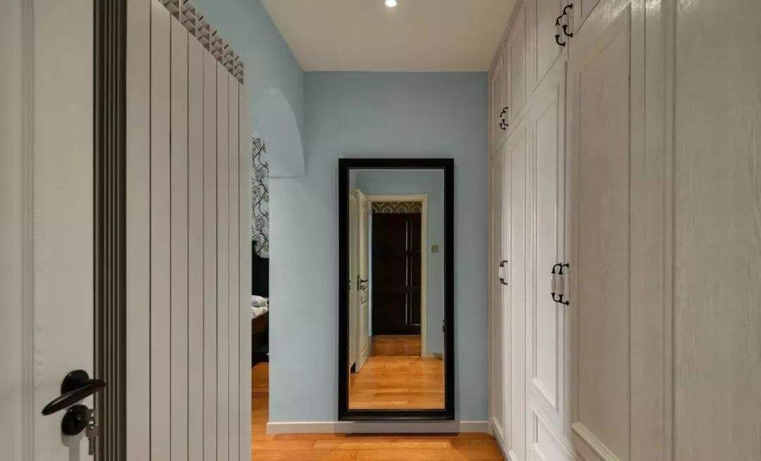 鏡子對大門：招來不斷口角、耗弱運勢的風水禁忌！