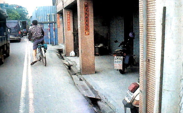 「驚！家門低於馬路竟招來陰煞，財運衰退、健康受損，風水專家教你如何破解『陷地門』！」