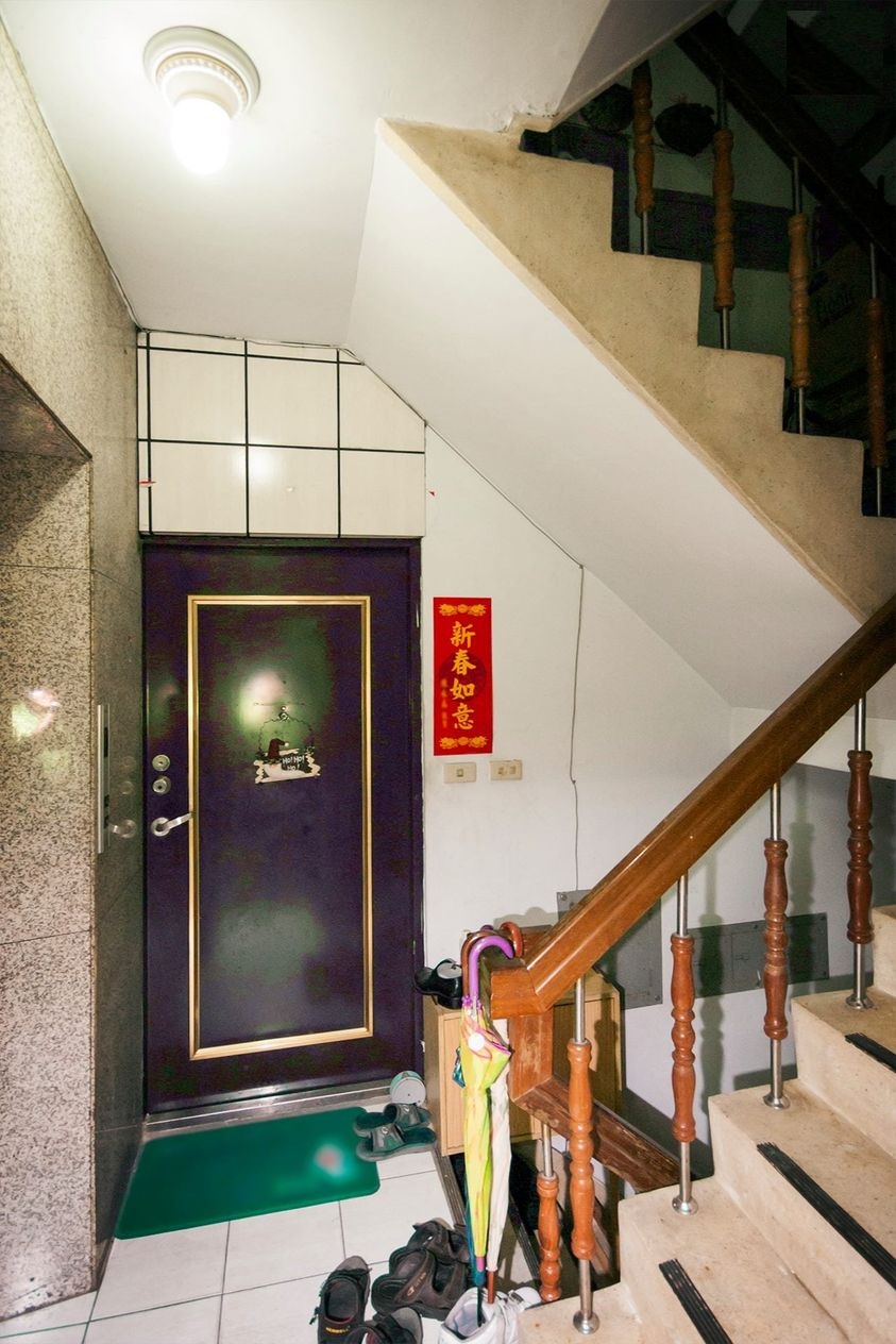 「樓梯壓門如同踩在頭上，氣運受阻難翻身！」