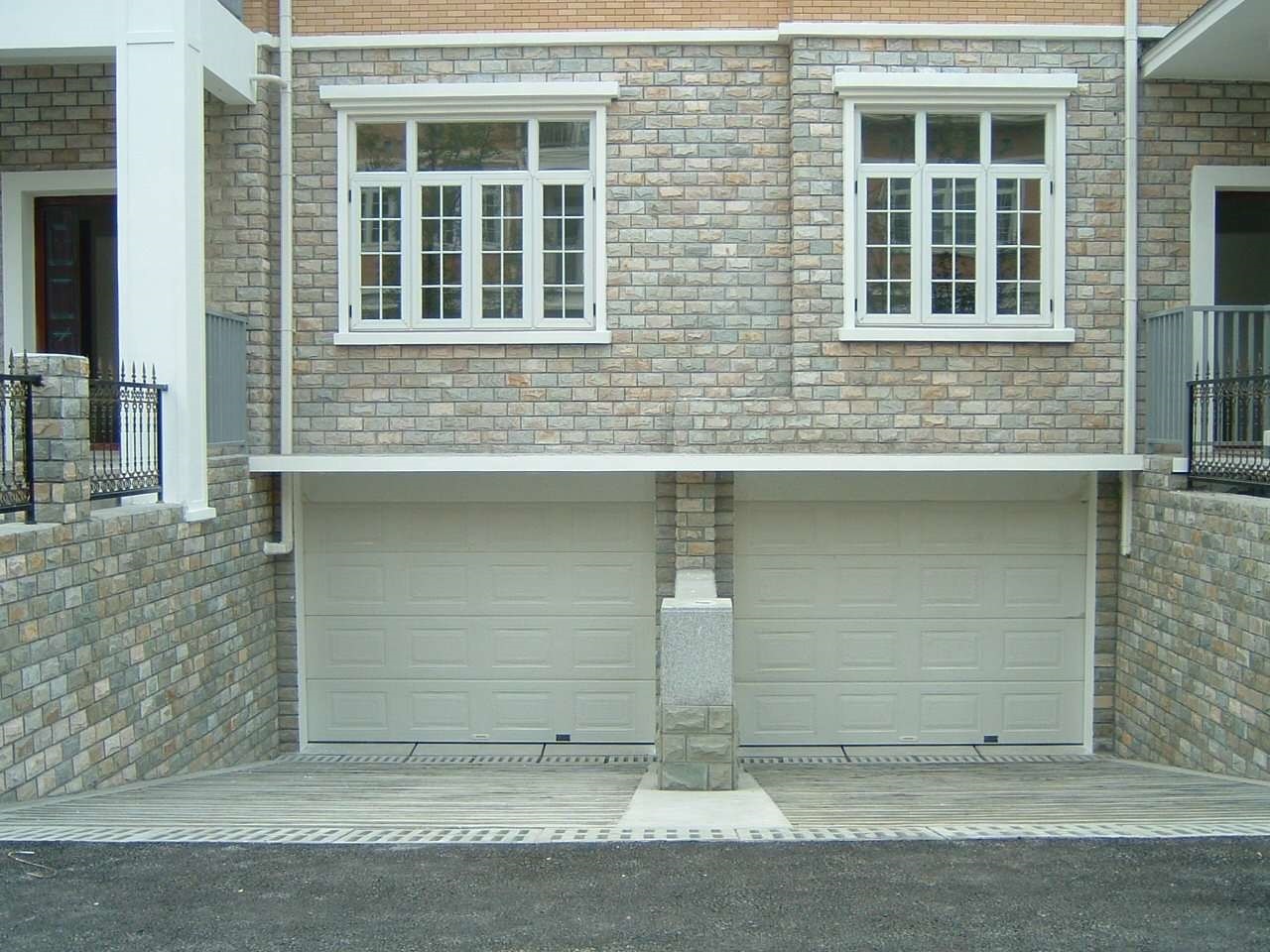 「從後門進出的致命風水陷阱：小人纏身、漏財血光！」