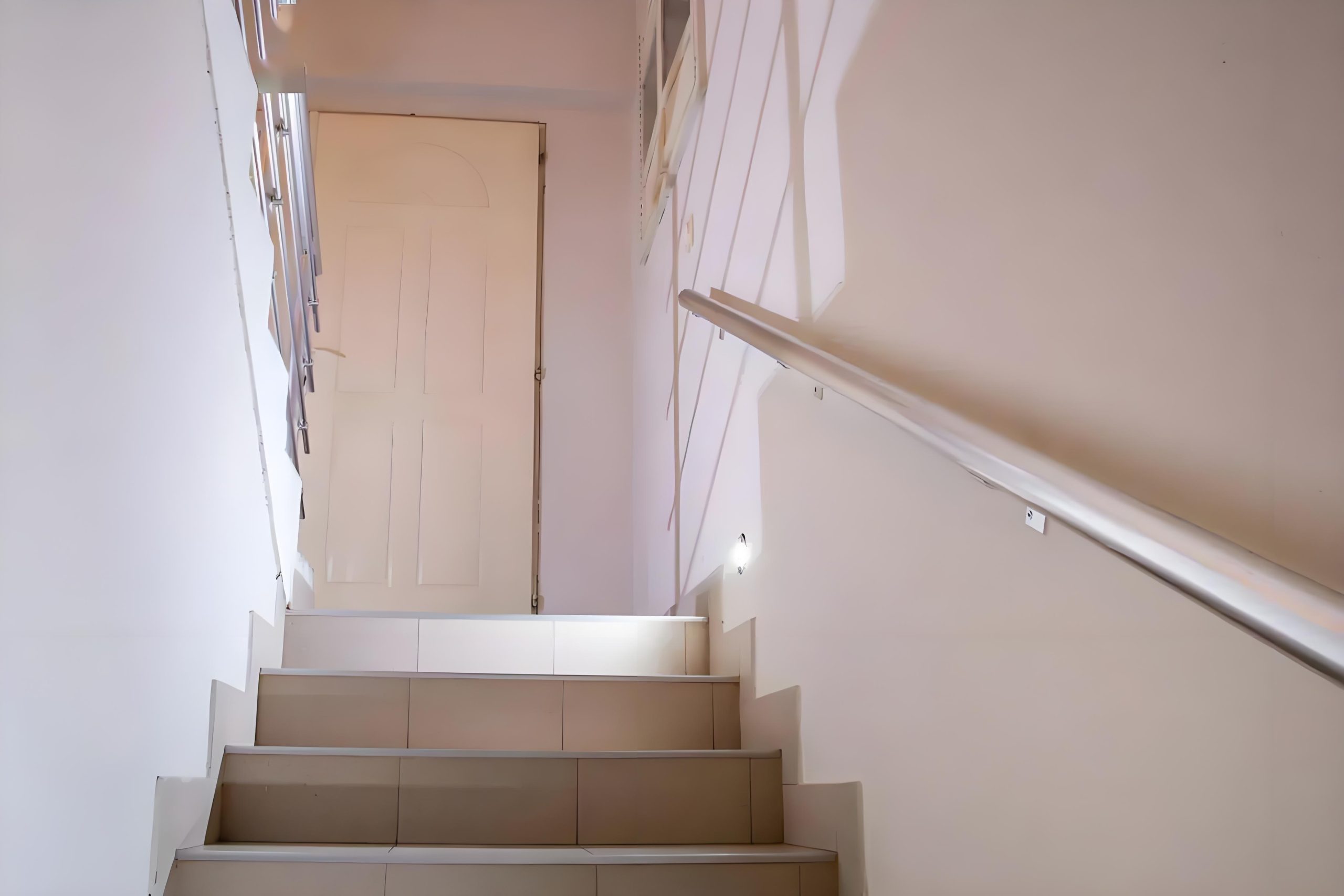 老一輩警告：出門見梯直直走，錢財福氣全漏光！