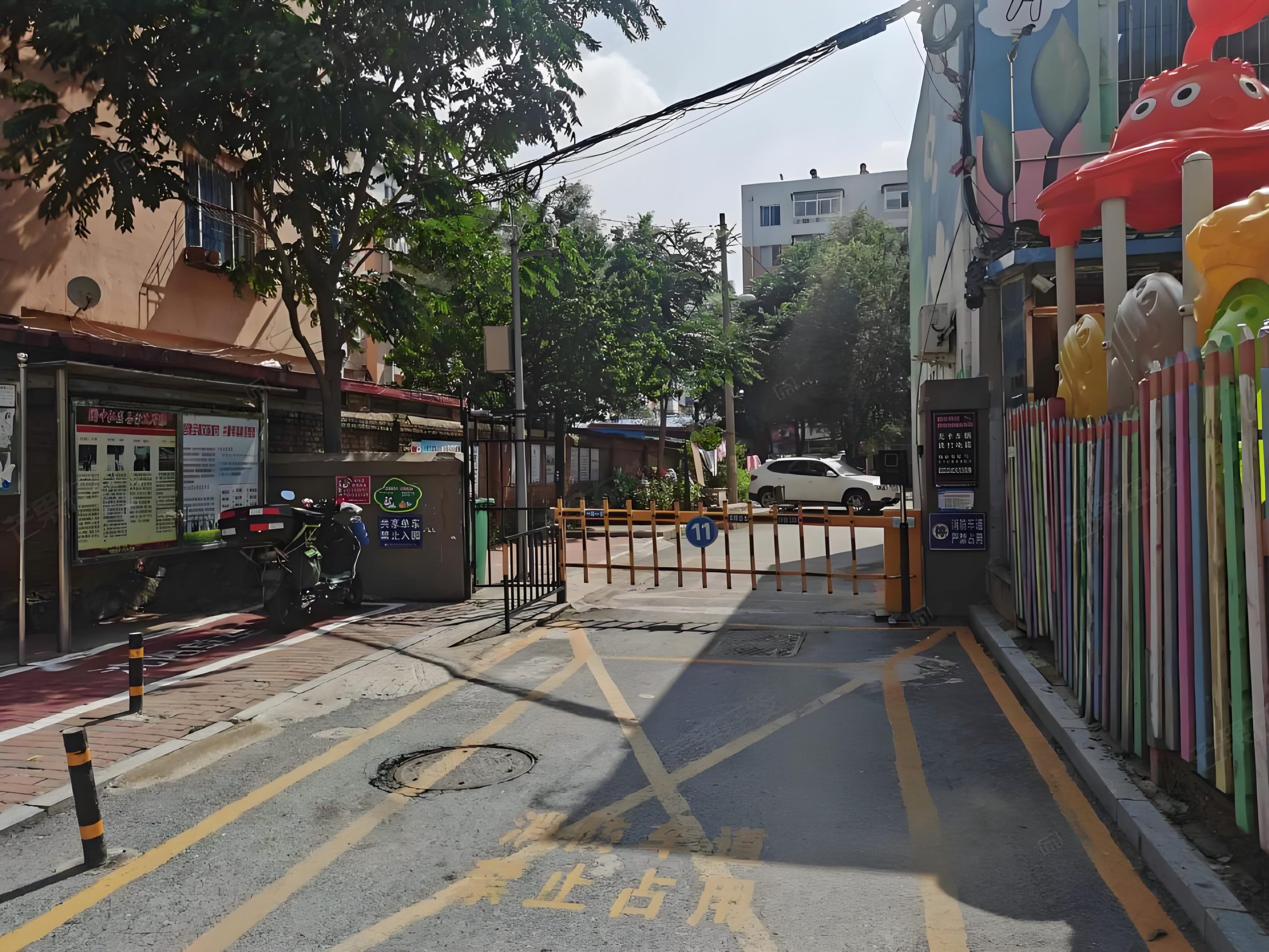 大門正對社區口，等於天天被衝煞！