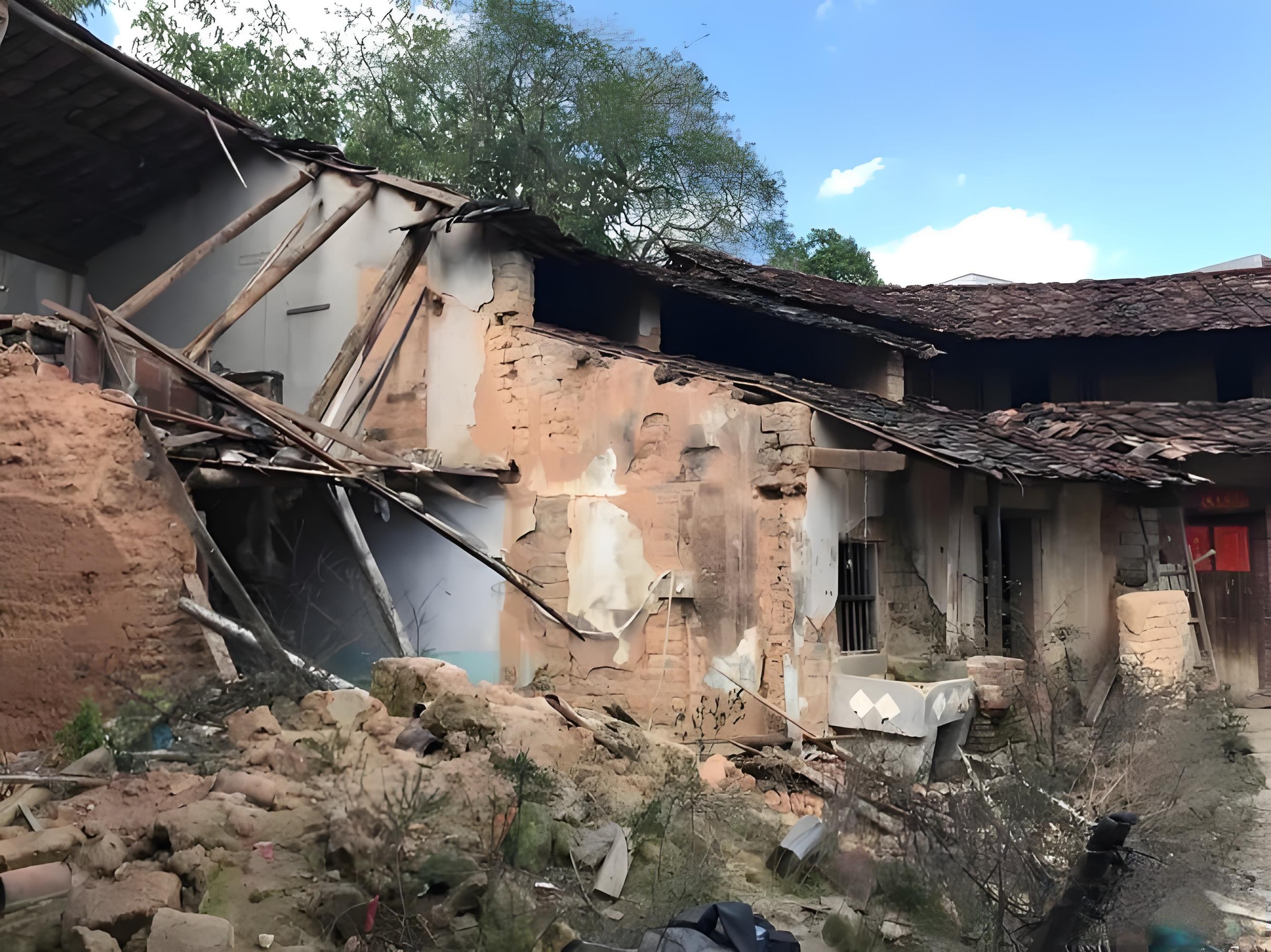 住家緊鄰破碎屋