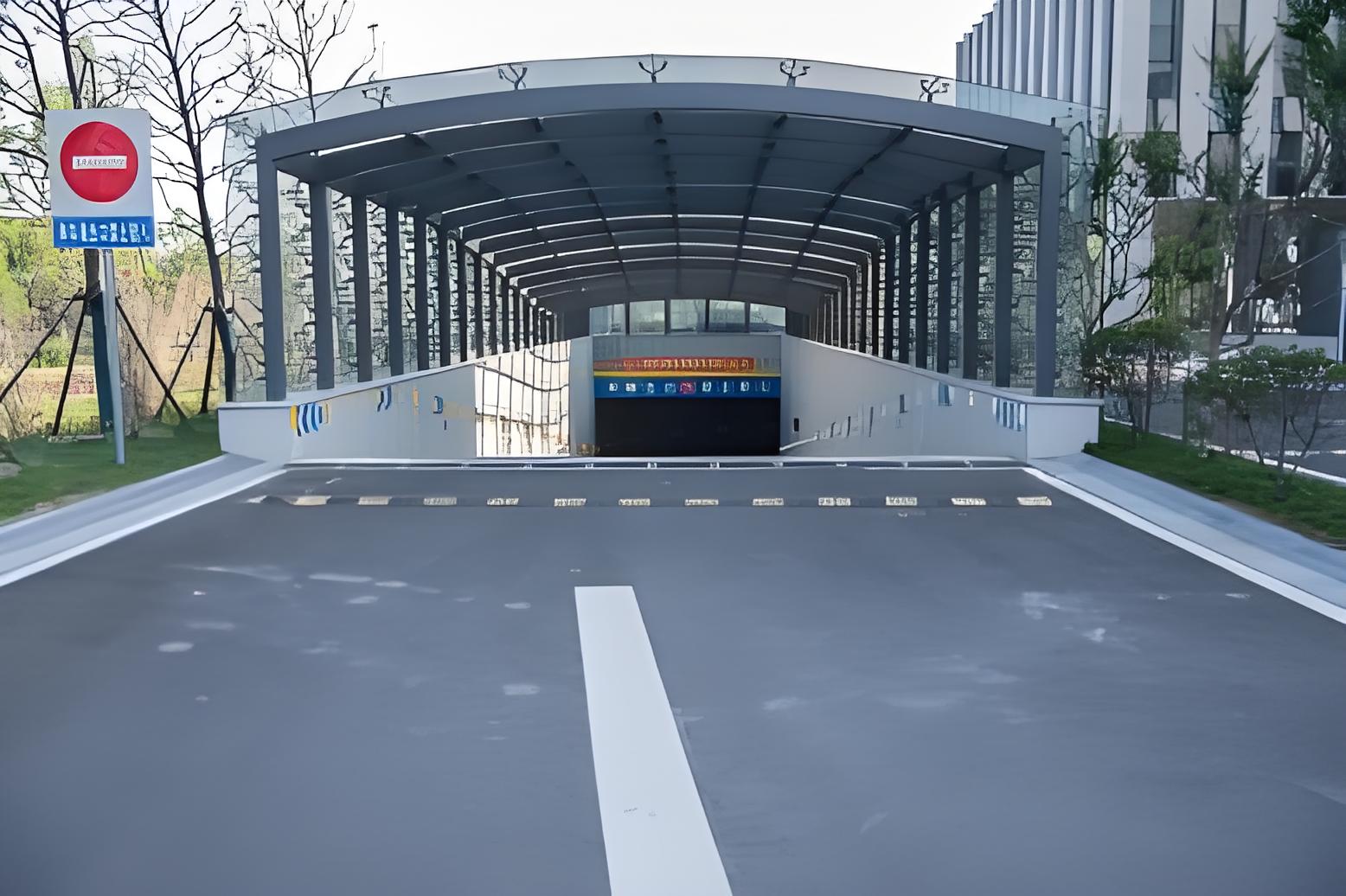 正對地下停車場出入口