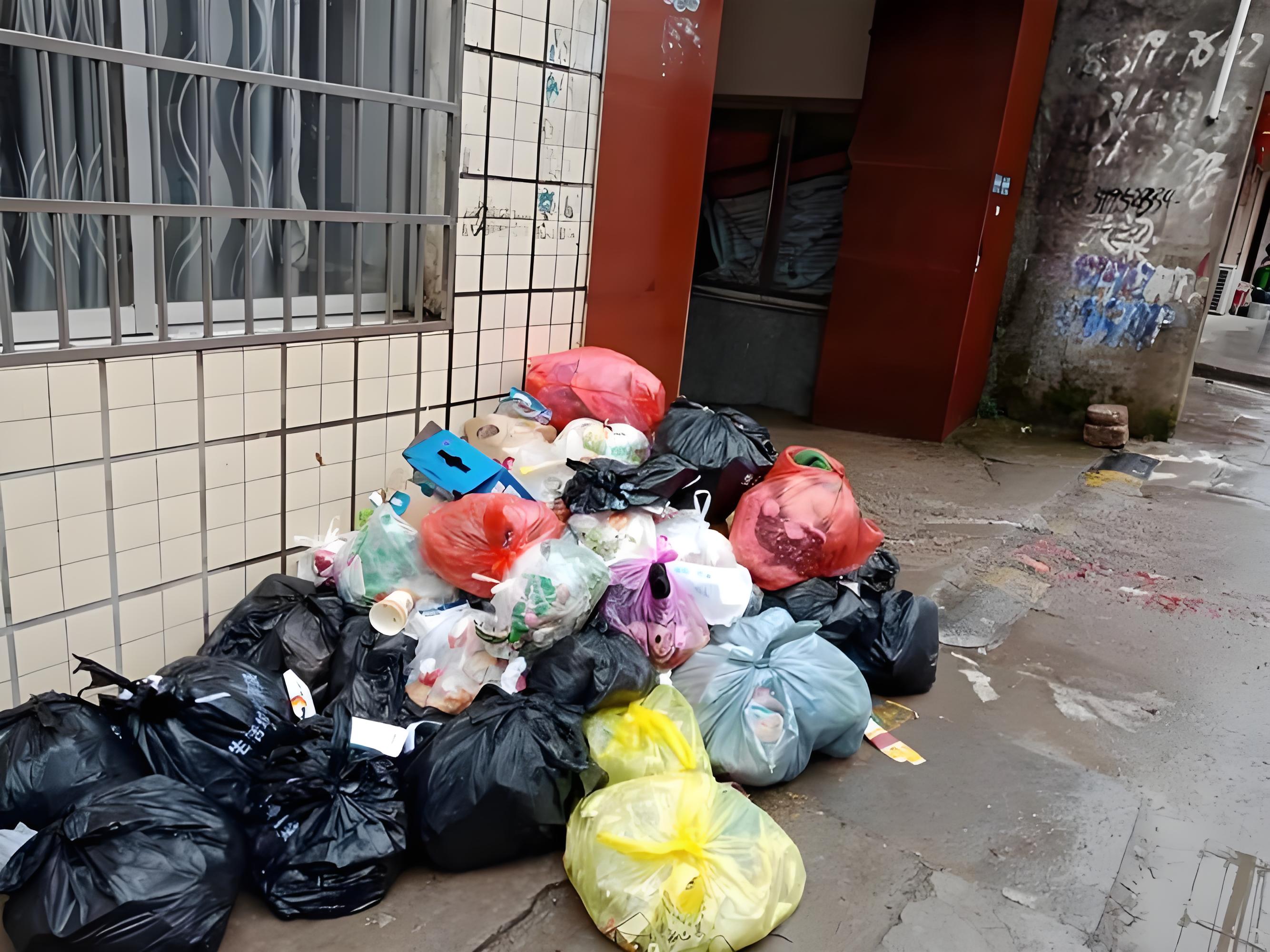 住家附近髒亂垃圾堆積