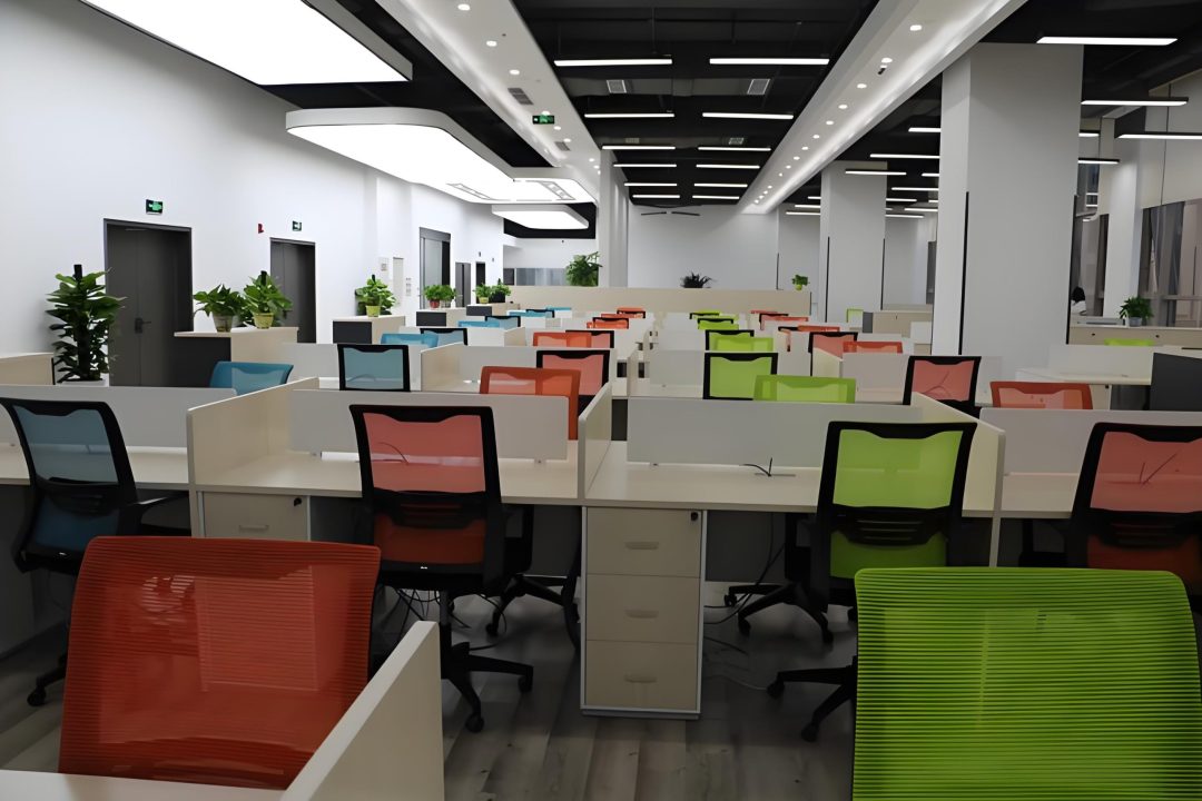 小心前途被擋！辦公桌對柱子竟暗藏「血光與小人」危機