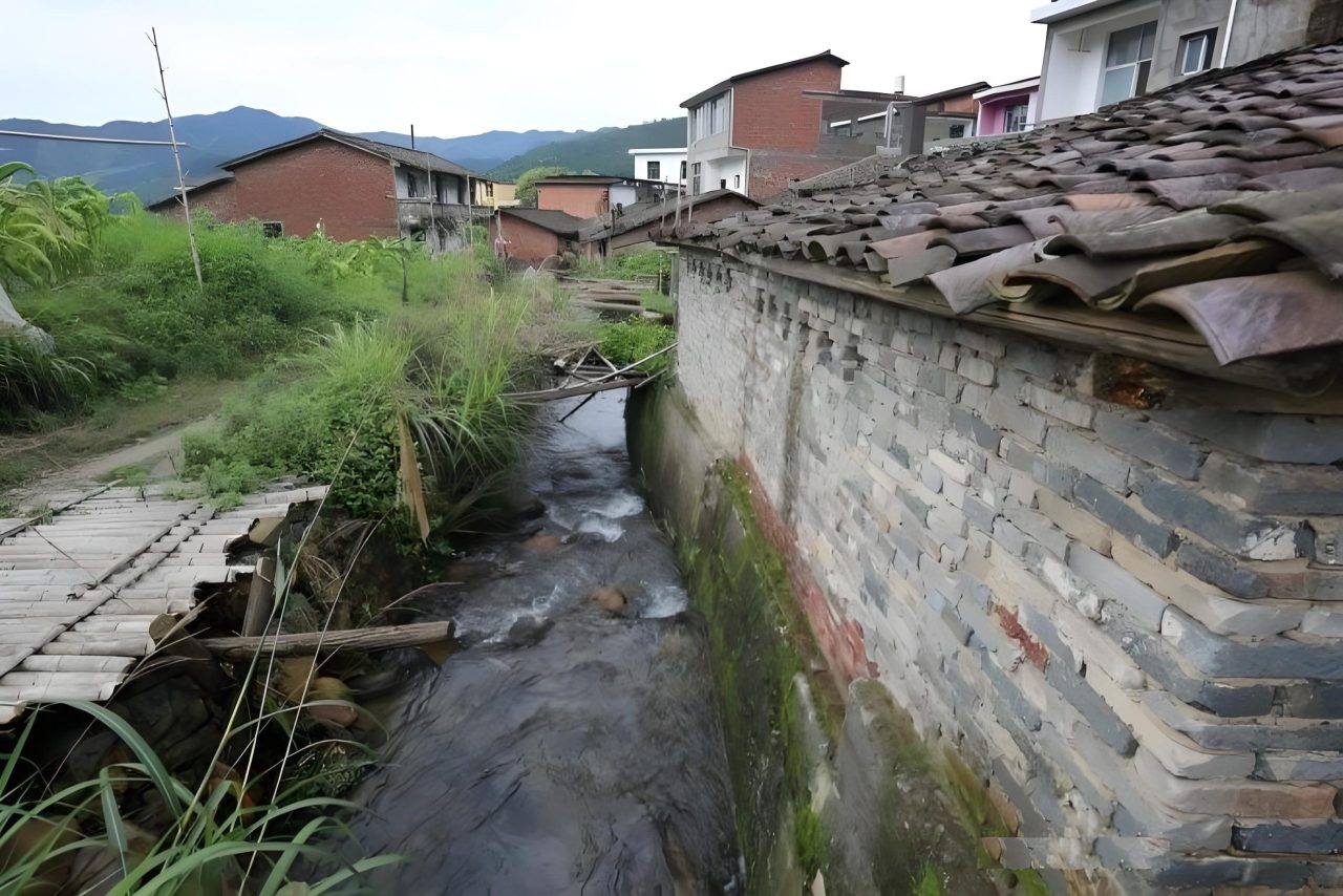 屋後背水